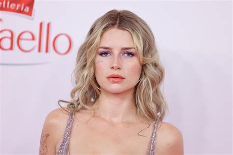 Lottie Moss Sie zeigt ihr Gesicht nach misslungener。